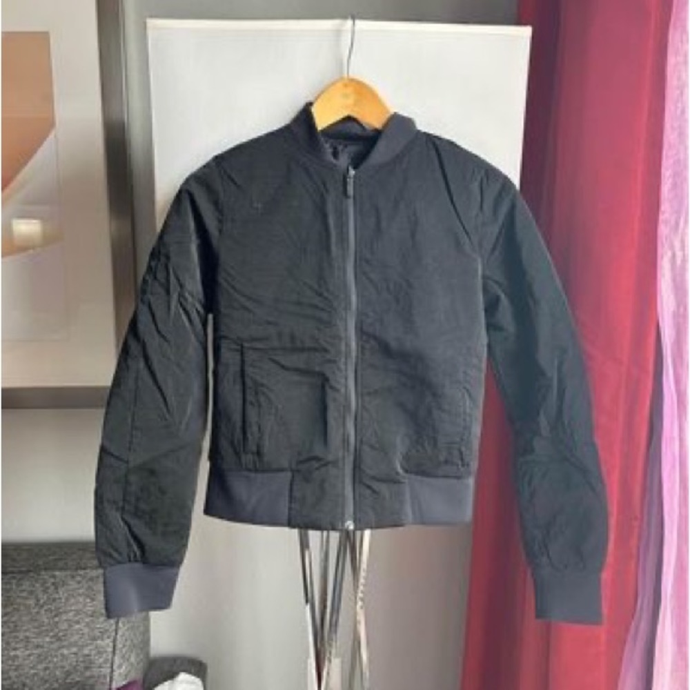 Lululemon nonstop bomber